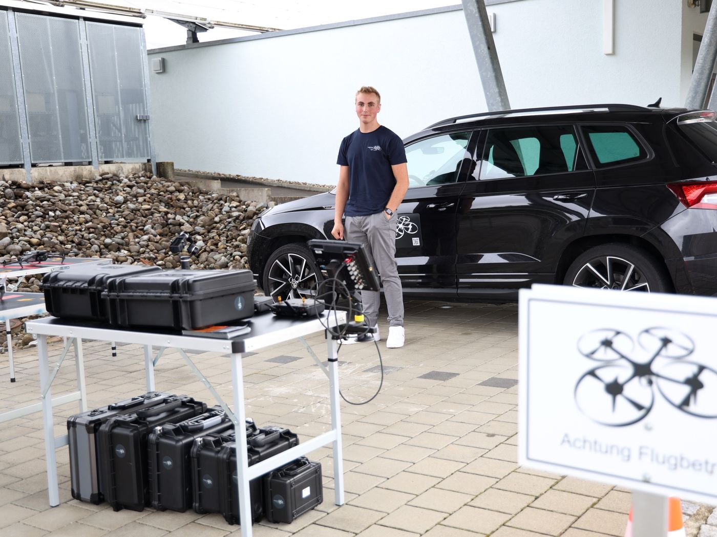 Julius Leibhammer neben Einsatzfahrzeug, Ausrüstungskoffern und dem Schild Achtung Flugbetrieb