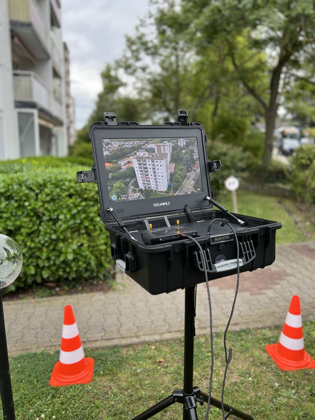 Bodenstation mit Monitor auf einem Stativ, abgesichert mit Leitkegeln