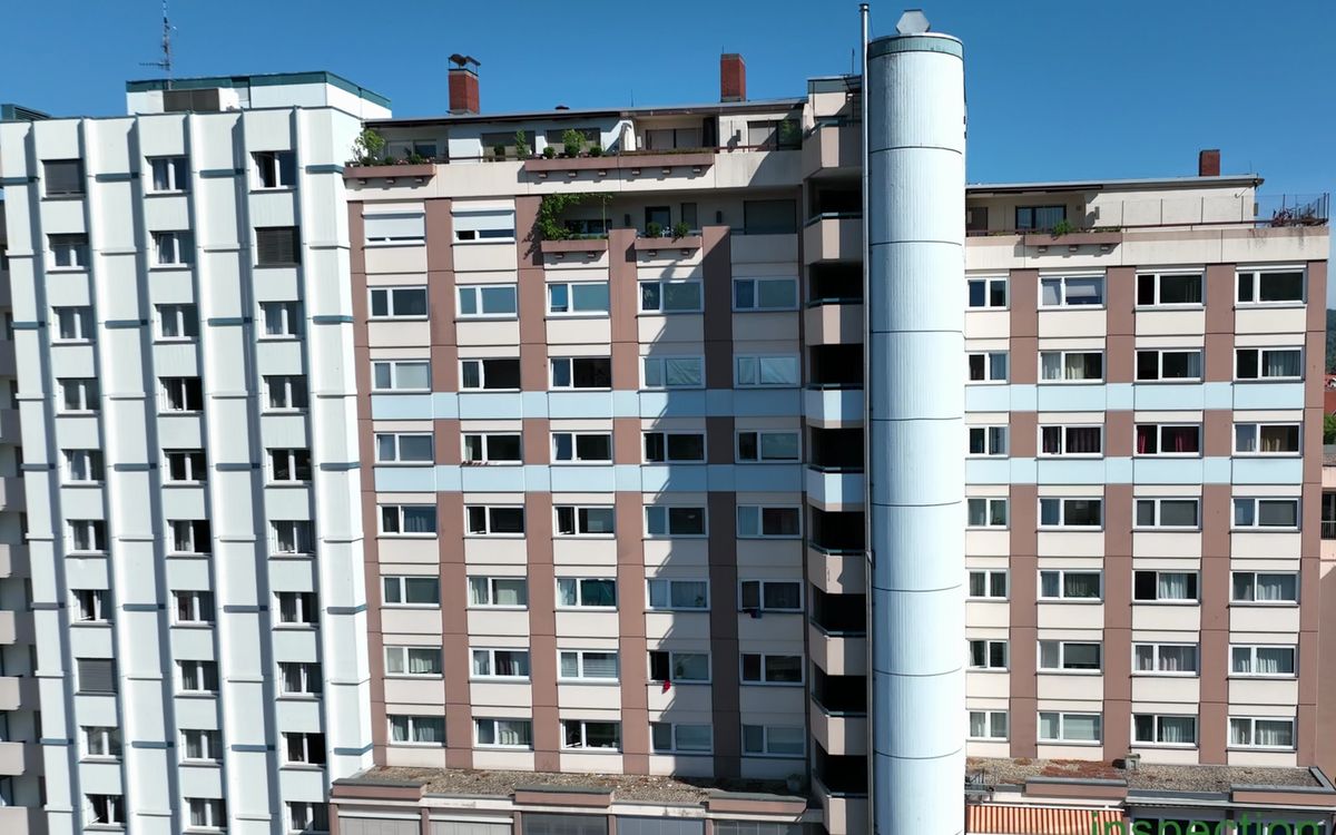 Hochhaus-Komplex mit Balkonen und rundem Treppenturm
