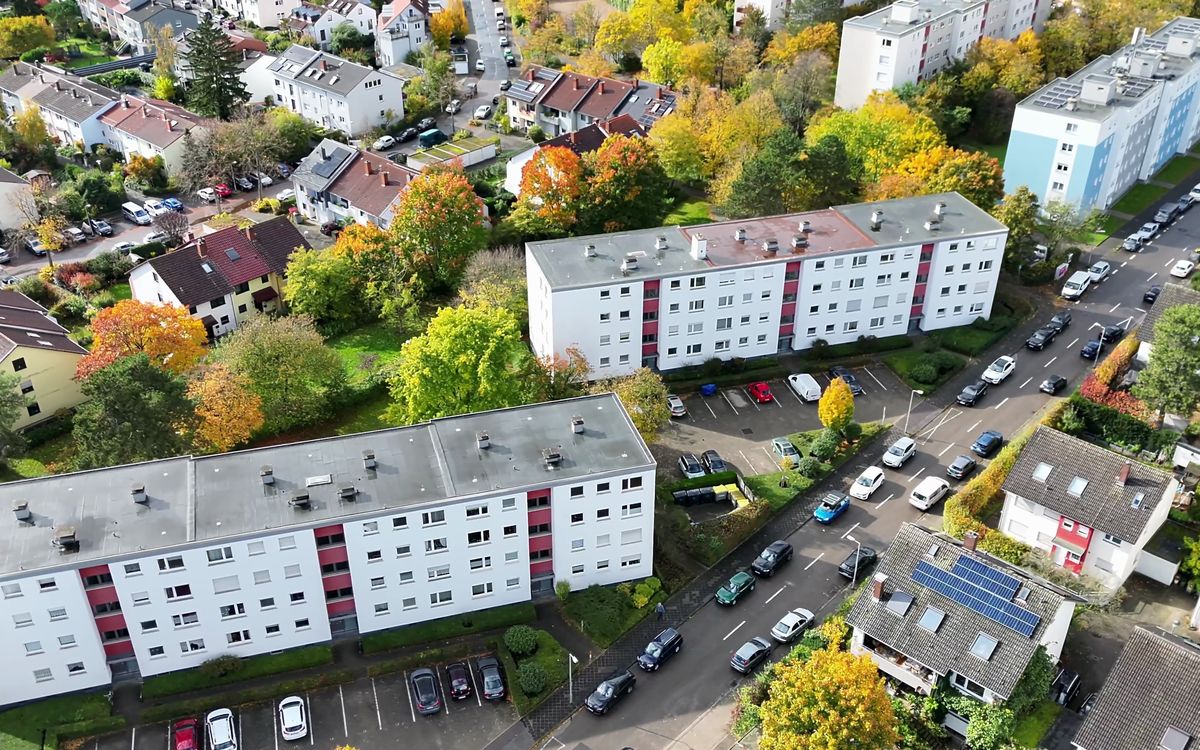 Luftaufnahme zweier langer Wohnzeilen