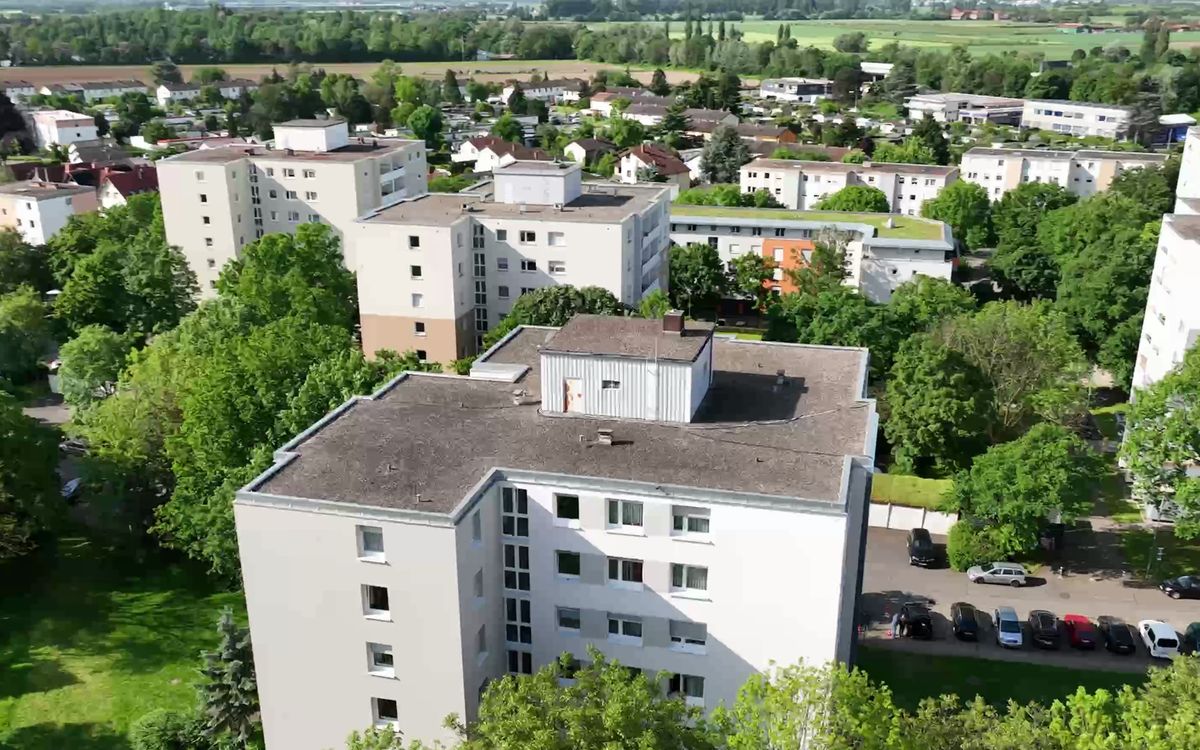 Luftaufnahme eines Wohnhochhauses in einer Wohnsiedlung